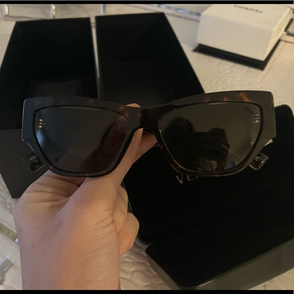 🌟 Versace irregular shaped sunglasses black V logo NIB - Picture 3 of 9